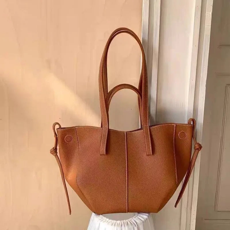 Handheld tote bag with large capacity, trendy and fashionable women's bag, niche and high-end single shoulder bag
